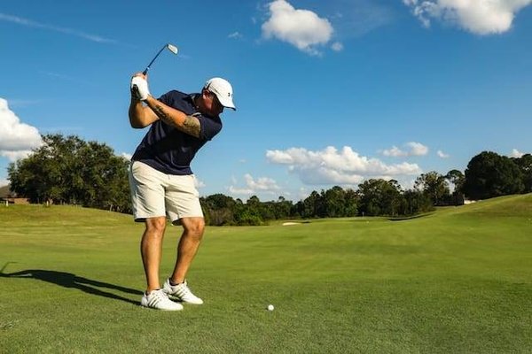 Débuter le Golf au Pays Basque : Guide Complet pour les Novices